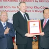 Bí thư Thành ủy Lê Thanh Hải trao giấy chứng nhận đầu tư cho Lãnh đạo Tập đoàn First Solar. (Ảnh: Hoàng Hải/TTXVN)