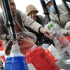 Người dân Nhật xếp hàng đợi lấy nước. (Ảnh: AFP/TTXVN)