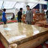 Tấm phản bằng nu gỗ nghiền lớn nhất Việt Nam. (Ảnh: MH)