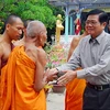 Thăm hỏi các sư sãi và đồng bào dân tộc Khmer tại chùa Cây Hẹ, Trà Vinh. (Ảnh: Thanh Vũ/TTXVN)