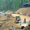 Máy đào và xe tải đang xây dựng đường bộ ở đoạn đường dẫn tới con đập. (Ảnh: Internet)