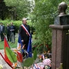 Đại diện Tòa thị chính thành phố Montreuil đặt hoa tưởng niệm trước tượng Bác trong công viên Montreau. (Ảnh: Trung Dũng-Paris/Vietnam+)