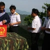 Cán bộ chiến sĩ Trạm Rađa 545, Tiểu đoàn 351, Vùng C Hải quân bỏ phiếu bầu. (Ảnh: Văn Sơn/TTXVN)