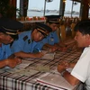 Thanh tra giao thông và Cảnh sát giao thông đường thủy kiểm tra tại tàu nhà hàng Tàu bến nghé tối 24/5. (Ảnh: Hoàng Tuấn/Vietnam+)