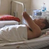 Cầu thủ Phạm Hùng Dũng tại bệnh viện. (Ảnh: Tuổi trẻ)