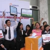 Nhân viên DongA Bank và khách hàng cùng quyên góp ủng hộ ngư dân bám biển. (Ảnh: Hà Huy Hiệp/Vietnam+)
