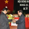Ông Nguyễn Thanh Tùng, Chủ tịch HĐND tỉnh Bình Định khóa XI tặng hoa cho ông Vũ Hoàng Hà, Chủ tịch HĐND tỉnh khóa X. (Ảnh: baobinhdinh)