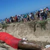 Người dân thôn Hải Chữ chôn cất con cá voi. (Ảnh: bee.net.vn)
