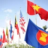 Kéo cờ ASEAN và các nước tại nơi diễn ra hội nghị. (Ảnh: AFP/TTXVN)