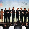Phó Thủ tướng kiêm Bộ trưởng Ngoại giao Việt Nam Phạm Gia Khiêm (thứ 5 từ trái) cùng các đại biểu tại hội nghị. (Ảnh: AFP/TTXVN)