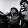 Đại tướng Võ Nguyên Giáp quan sát trận địa Điện Biên Phủ lần cuối trước khi nổ súng. (Ảnh: Tư liệu/TTXVN)