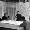 Đại tướng Võ Nguyên Giáp và Bộ tổng tham mưu Quân đội nhân dân Việt Nam nghiên cứu kế hoạch tác chiến Chiến dịch Điên Biên Phủ. (Ảnh: Tư liệu/TTXVN)