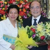 Đại sứ Soonthon Xayachack chúc mừng đồng chí Nguyễn Sinh Hùng nhân dịp được bầu là Chủ tịch Quốc hội khoá XIII. (Ảnh: Nhan Sáng/TTXVN)