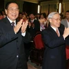 Tổng Bí thư, Chủ tịch nước Choummaly Sayasone, Tổng Bí thư Nguyễn Phú Trọng và các đại biểu khác tại học viện. (Ảnh: Thống Nhất/TTXVN)