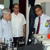 Tổng Bí thư Nguyễn Phú Trọng thăm Phòng thí nghiệm thuộc Viện Khoa học vật liệu. (Ảnh: Trọng Đức/TTXVN)