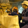 Công nhân Nhà máy DAP đóng gói sản phẩm phân bón. (Ảnh: baohaiphong.com.vn)