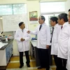 Phó Thủ tướng Nguyễn Thiện Nhân thăm phòng thí nghiệm của Viện Vi sinh vật và Công nghệ sinh học. (Ảnh: Bích Ngọc/TTXVN)