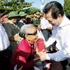 Thủ tướng gặp gỡ các Mẹ Việt Nam anh hùng, cựu Chiến binh, các gia đình có công và nhân dân tỉnh Quảng Trị. (Ảnh: Đức Tám/TTXVN)