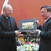 Tổng Giám mục Leopoldp Gielli và ông Ngô Hòa, Phó Chủ tịch UBND tỉnh. (Ảnh: thuathienhue.gov.vn)