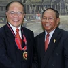 Chủ tịch Quốc hội Campuchia Heng Samrin trao Huân chương Xanhnha Barômây cho Chủ tịch Quốc hội Nguyễn Sinh Hùng. (Ảnh: Nhan Sáng/TTXVN)