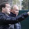 Thủ tướng Nga kiêm Chủ tịch Đảng UR Vladimir Putin và Tổng thống Dmitry Medvedev. (Ảnh: Getty)