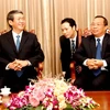 Bí thư Trung ương Đảng, Trưởng Ban Tuyên huấn Trung ương Lào, Chueang Sombounkhan và ông Đinh Thế Huynh. (Ảnh: Hoàng Chương/TTXVN)