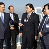 Thủ tướng Nguyễn Tấn Dũng thăm hệ thống ngăn nước biển. (Ảnh: Đức Tám/TTXVN)