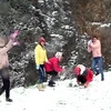 Vui đùa trong tuyết tại Sa Pa. (Ảnh: Bùi Thanh Hải/TTXVN)