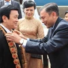 Các quan chức bang Kartanakata đón Chủ tịch nước Trương Tấn Sang tại sân bay. (Ảnh: Nguyễn Khang/TTXVN)