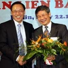 Đại sứ Đỗ Hòa Bình (trái) chúc mừng tân Chủ tịch. (Ảnh: Văn Long-Thanh Hải)
