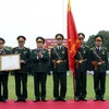 Trung tướng Ngô Xuân Lịch, Bí thư Trung ương Đảng, Chủ nhiệm Tổng cục chính trị QĐNDVN trao Huân chương cho Học viện. (Ảnh: Trọng Đức/TTXVN)