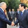 Chủ tịch nước Trương Tấn Sang đón Tổng thống Nursultan Nazarbayev. (Ảnh: Nguyễn Khang/TTXVN)