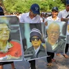 Các sinh viên Campuchia giữ ảnh chân dung những lãnh đạo của chế độ Khmer Đỏ. Bị cáo Ieng Thirith (ngoài cùng bên trái). (Ảnh: Reuters)