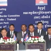 Bộ trưởng Quốc phòng Campuchia Tea Banh và Bộ trưởng Quốc phòng Thái Lan Yuthasak Sasiprapha, họp báo chung. (Ảnh: Trần Chí Hùng/Vietnam+)