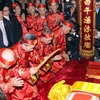 Các vị cao niên phường Lộc Vượng, thành phố Nam Định, thực hiện nghi thức khai ấn. (Ảnh: Thế Duyệt/TTXVN)