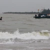 Bất chấp sóng lớn, nhiều người dân chèo cả thuyền thúng ra biển giúp bộ đội tìm kiếm nạn nhân. (Ảnh: Vnexpress)