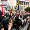 Nhiều người Syria tuần hành bày tỏ sự ủng hộ đối với Tổng thống Bashar al-Assad tại thủ đô Damascus ngày 19/12. (Ảnh: AFP/TTXVN)