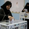 Cử tri bỏ phiếu tại điểm bầu cử ở thủ đô Kuwait City ngày 2/2. (Ảnh: AFP/TTXVN)