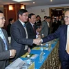 Chủ tịch Quốc hội Nguyễn Sinh Hùng gặp gỡ các nhà đầu tư tại Nghệ An. (Ảnh: Nhan Sáng/TTXVN)