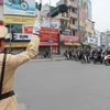 Cảnh sát giao thông làm nhiệm vụ phân luồng, hướng dẫn giao thông tại ngã năm Ô Chợ Dừa. (Ảnh: Doãn Tấn/TTXVN)