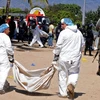 Nhân viên pháp y đang khiêng xác của một tù nhân thiệt mạng trong vụ cháy nhà tù ở Comayagua, Honduras. (Nguồn: AP)