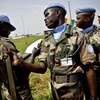 Binh sĩ Senegal thuộc phái bộ giữ gìn hoà bình LHQ ở Cộng hòa Congo giao nộp vũ khí khi rời Kisangani, Oriental. (Ảnh: AFP/TTXVN)