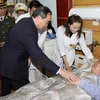 Phó Thủ tướng Nguyễn Thiện Nhân thăm bệnh nhân đang điều trị tại Bệnh viện 198. (Ảnh: Trọng Đức/TTXVN)