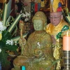 Tượng Phật Ngọc và Hòa Thượng thích Phước Đường (phía sau), trụ trì chùa Trúc Lâm Thiền viện. (Ảnh: Lê Hà-Nguyễn Tuyên/Vietnam+)
