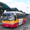 Xe buýt đưa đón hành khách tại điểm trung chuyển xe buýt Long Biên. (Ảnh: Huy Hùng/TTXVN)