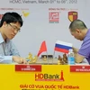 Kỳ thủ Lê Quang Liêm trong trận đấu với kỳ thủ Viacheslav (Nga). (Ảnh: Quang Nhựt/TTXVN)