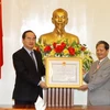 Phó Thủ tướng Nguyễn Thiện Nhân trao Huân chương cho ông Hà Quang Dự. (Ảnh: An Đăng/TTXVN)