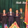 Thủ tướng Nguyễn Tấn Dũng trao Huân chương Độc lập hạng Nhất (lần 2) của Chủ tịch nước tặng Đảng bộ, quân và dân tỉnh Ninh Bình. (Ảnh: Đức Tám/TTXVN)