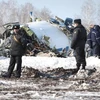 Nhân viên cứu nạn và điều tra làm nhiệm vụ tại địa điểm xảy ra vụ tai nạn máy bay. (Ảnh: THX/RIA/TTXVN)