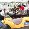 Các đội đang chuẩn bị phần thi cho xe tự chế năm 2011. (Ảnh: Văn Xuyên/Vietnam+)